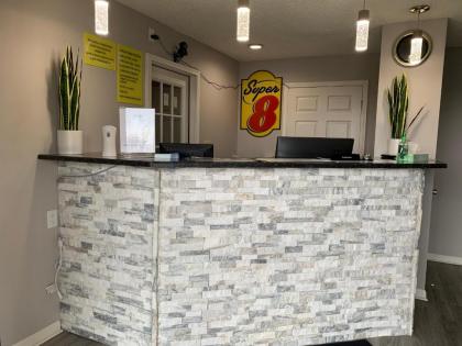 Super 8 by Wyndham Brownsburg - image 7