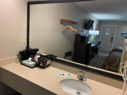Super 8 by Wyndham Brownsburg - image 9