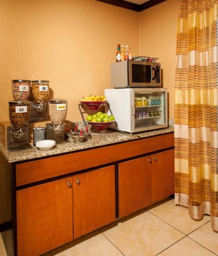 Fairfield Inn & Suites by Marriott Brunswick Freeport - image 4