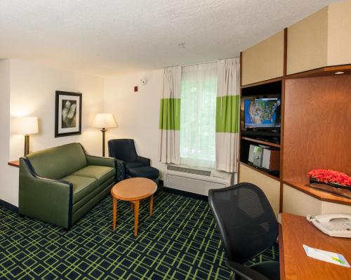 Fairfield Inn & Suites by Marriott Brunswick Freeport - image 5