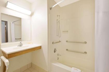 Days Inn by Wyndham Brunswick Bath Area - image 11