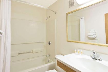 Days Inn by Wyndham Brunswick Bath Area - image 12