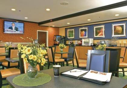 Fairfield Inn Suites Brunswick - image 9