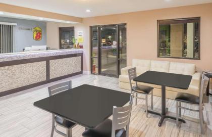 Super 8 by Wyndham Bryant Little Rock Area - image 3
