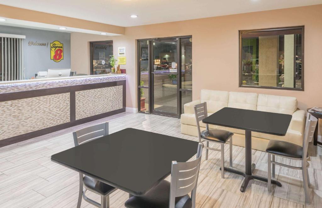 Super 8 by Wyndham Bryant Little Rock Area - image 3