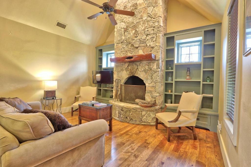 Fall Creek Vineyards Wine Country Inn - image 4