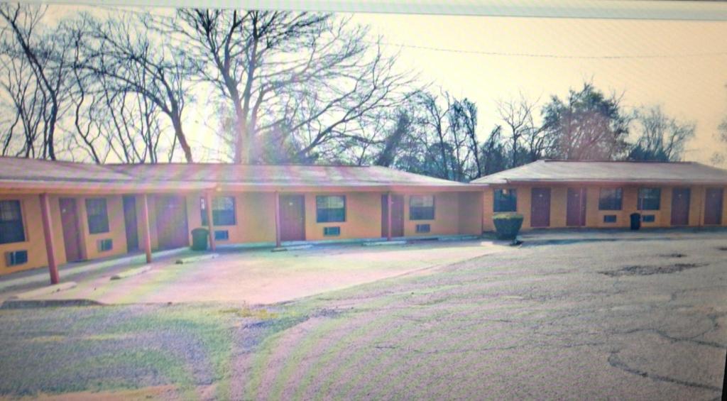Budget Inn Buffalo - image 5