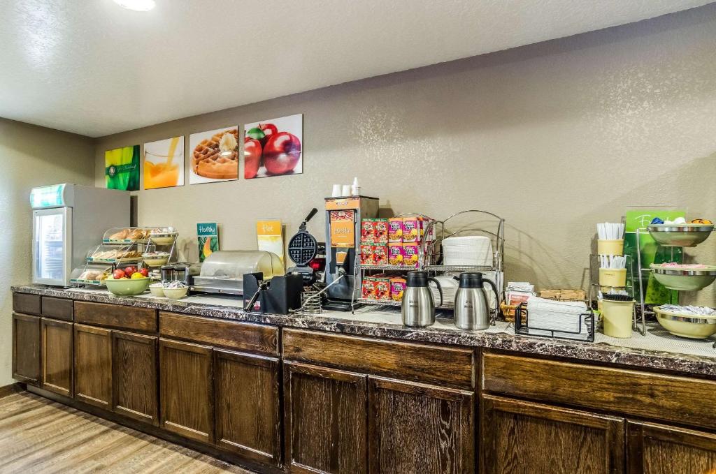 Quality Inn - image 7