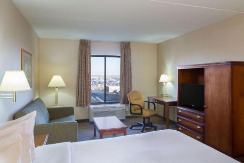 Days Hotel by Wyndham Buffalo Airport - image 3