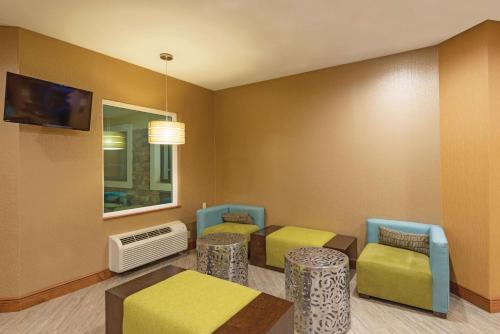 La Quinta Inn by Wyndham Buffalo Airport - image 2