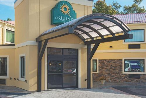 La Quinta Inn by Wyndham Buffalo Airport - image 3