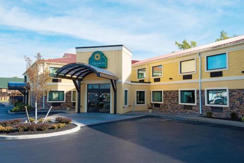 La Quinta Inn by Wyndham Buffalo Airport - image 4