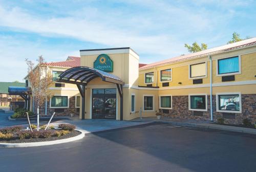 La Quinta Inn by Wyndham Buffalo Airport - image 5