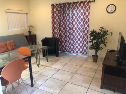 Beautiful New Home in Burbank 1bd Burbank California