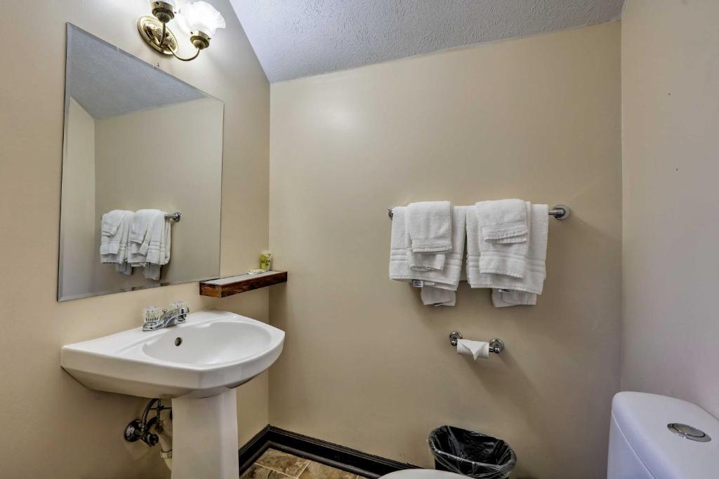 Burkesville Apt with Deck Views and Pool Access! - image 2