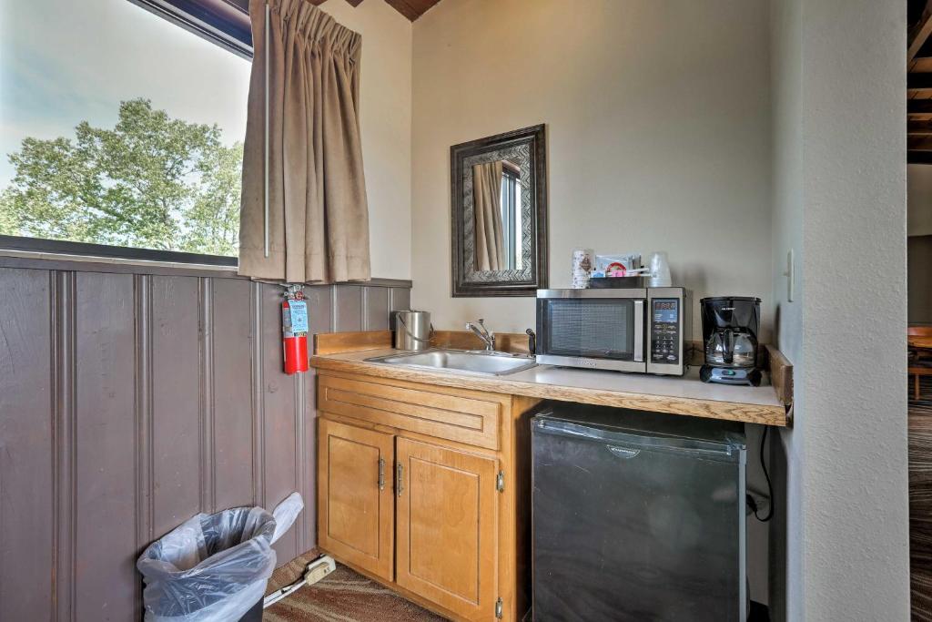 Burkesville Apt with Deck Views and Pool Access! - image 5