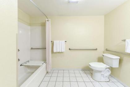 Super 8 by Wyndham Burleson Fort Worth Area - image 2