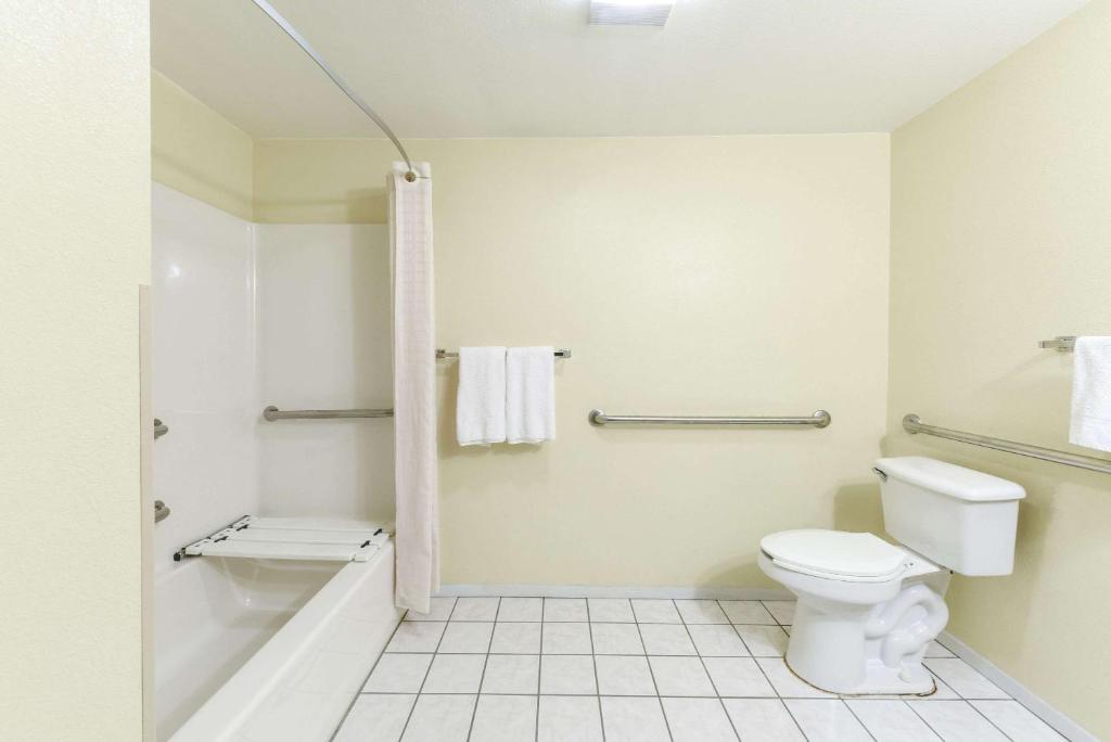 Super 8 by Wyndham Burleson Fort Worth Area - image 2