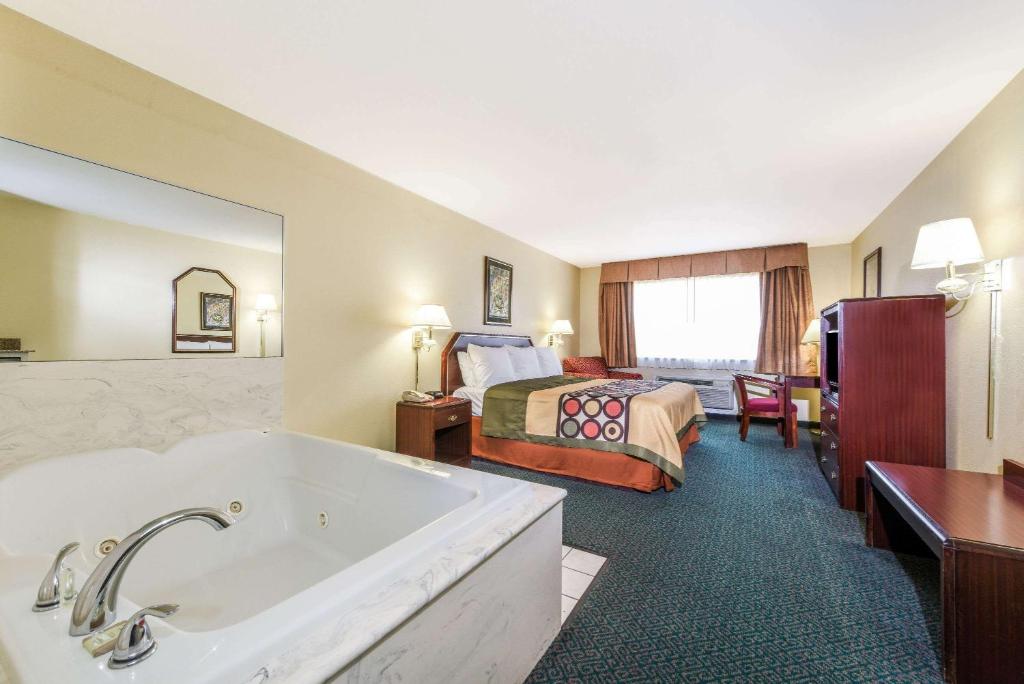 Super 8 by Wyndham Burleson Fort Worth Area - image 7
