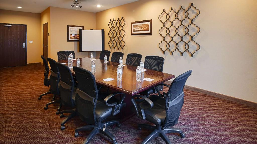 Best Western Plus Burleson Inn & Suites - image 4