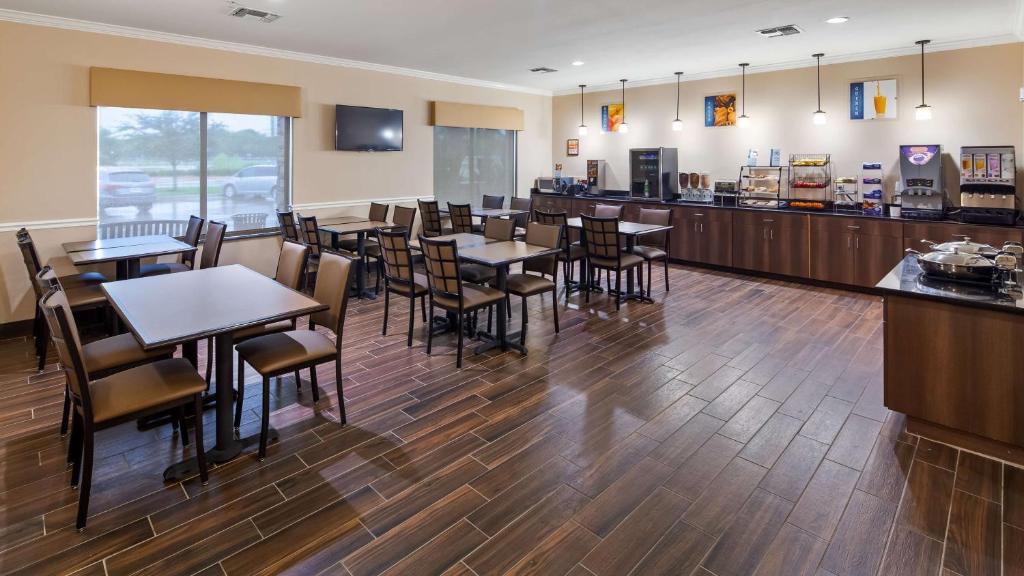 Best Western Plus Burleson Inn & Suites - image 5