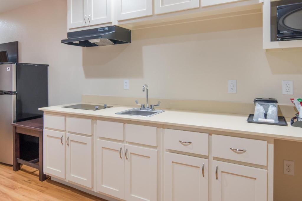 Red Roof Inn PLUS+ Fort Worth - Burleson - image 4
