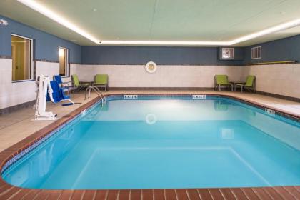 Holiday Inn Express Hotel & Suites Burlington an IHG Hotel - image 11