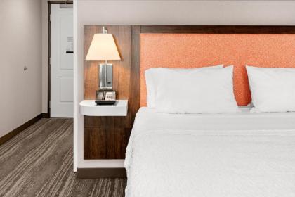 Hampton Inn & Suites Burlington - image 14