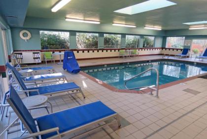 Holiday Inn Express Hotels & Suites Burlington an IHG Hotel - image 10