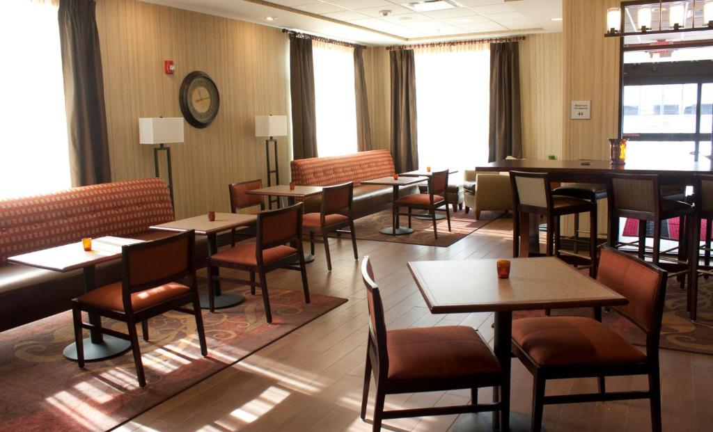 Hampton Inn - Burlington - image 5