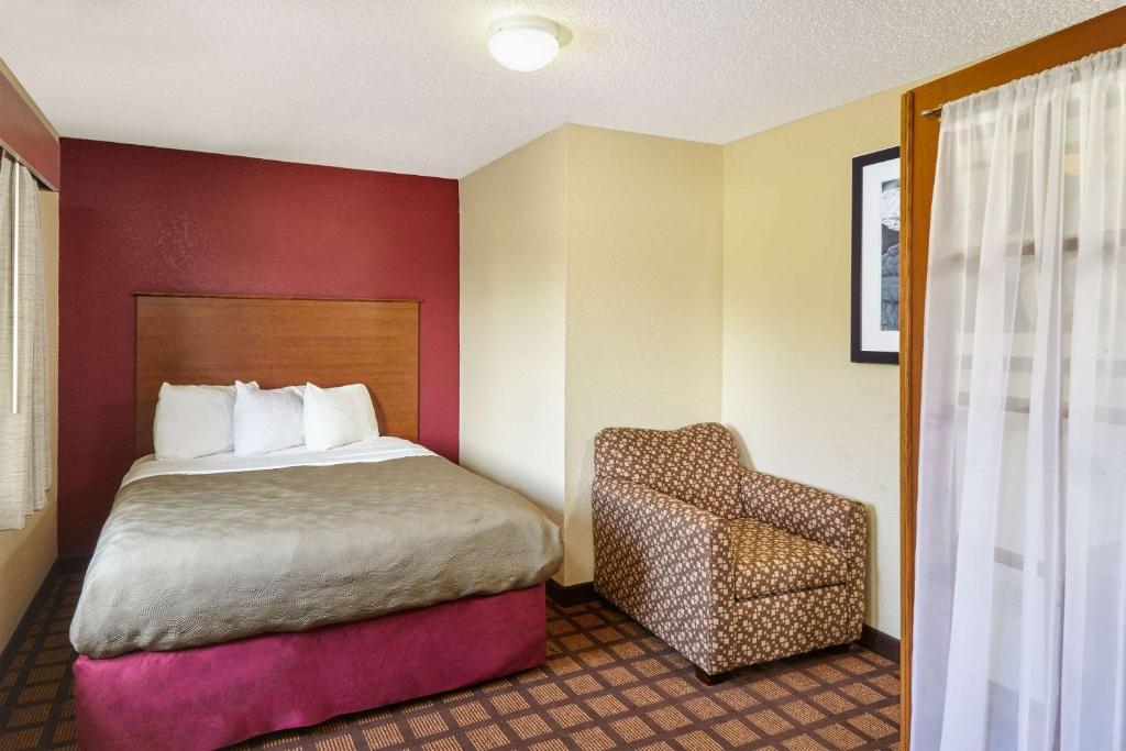 AmericInn by Wyndham Burlington - main image