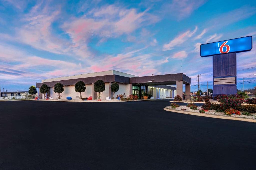 Motel 6 Burlington - main image