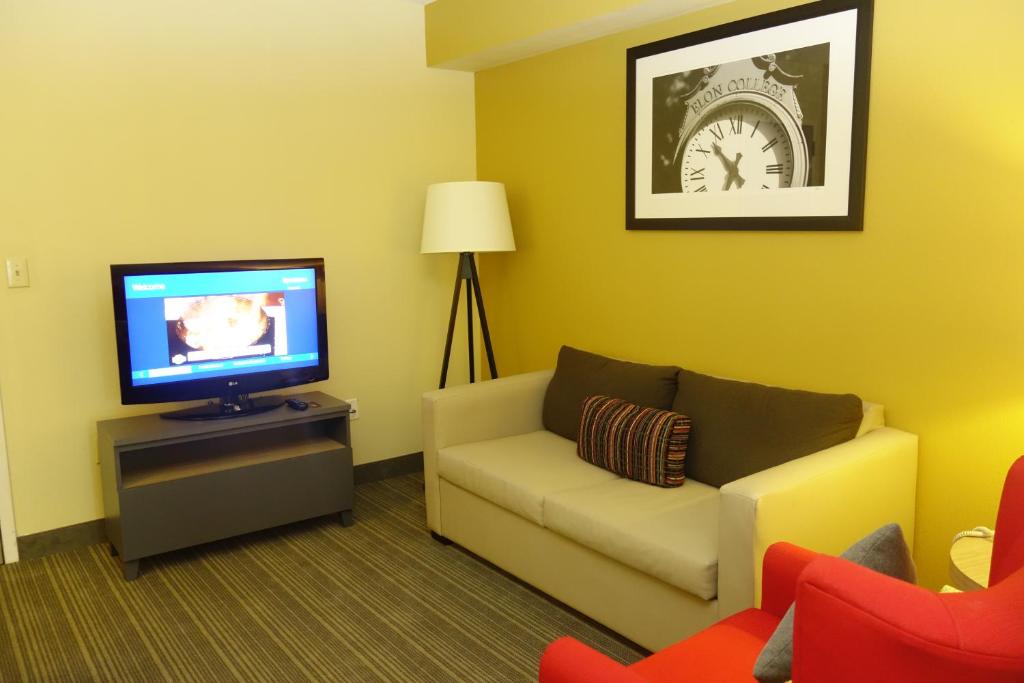 Country Inn & Suites by Radisson Burlington (Elon) NC - image 3