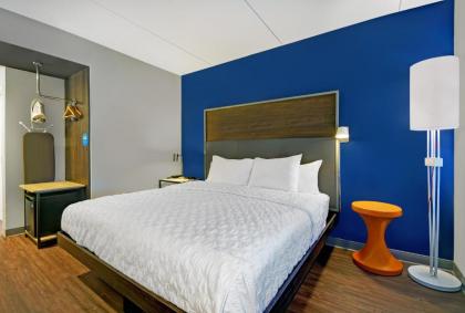 Tru By Hilton Burlington - image 6