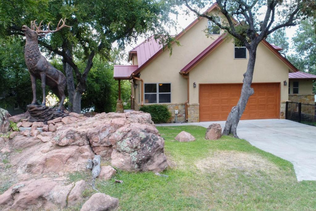 Elk Lodge - image 6