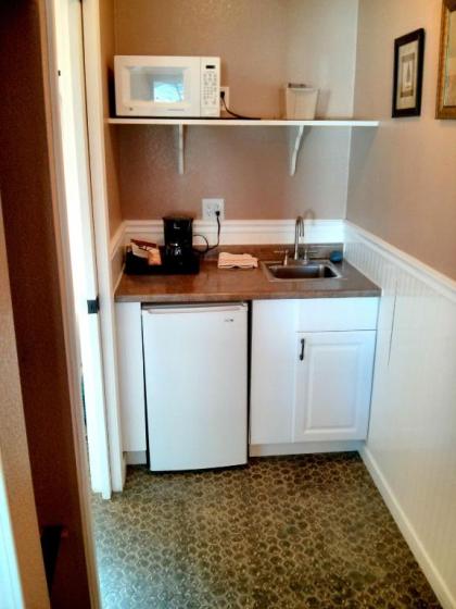 Green Gables Motel & Suites - image 7