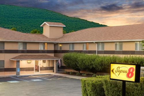 Super 8 by Wyndham Burnham/Lewistown - image 2