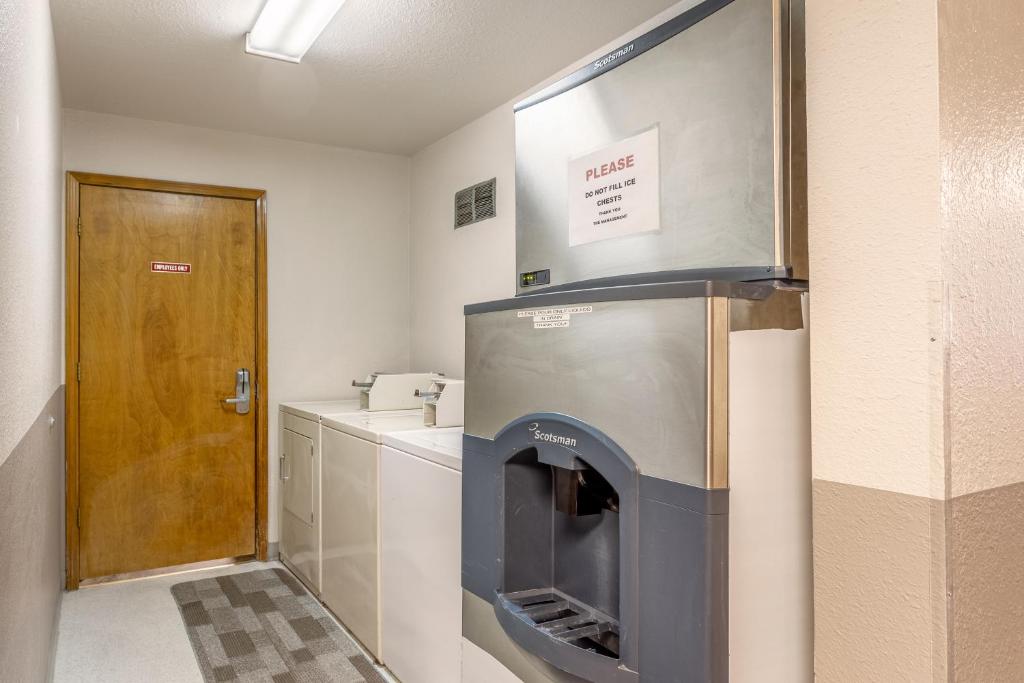 Americas Best Value Inn Burns - image 7