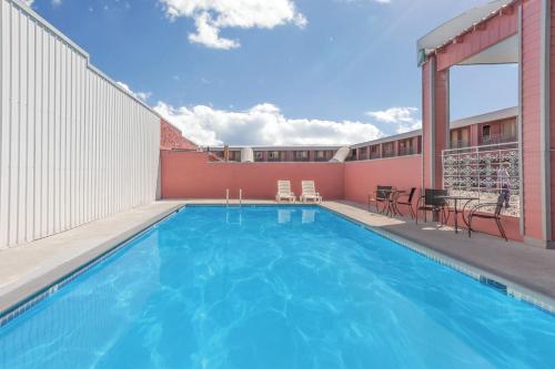 Days Inn by Wyndham Burns - image 4