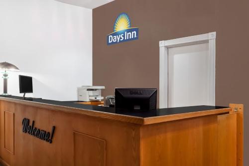 Days Inn by Wyndham Burns - image 5