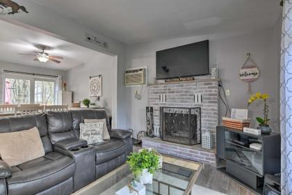 Scenic Home with Pool Access 3 Mi to Bushkill Falls - image 3