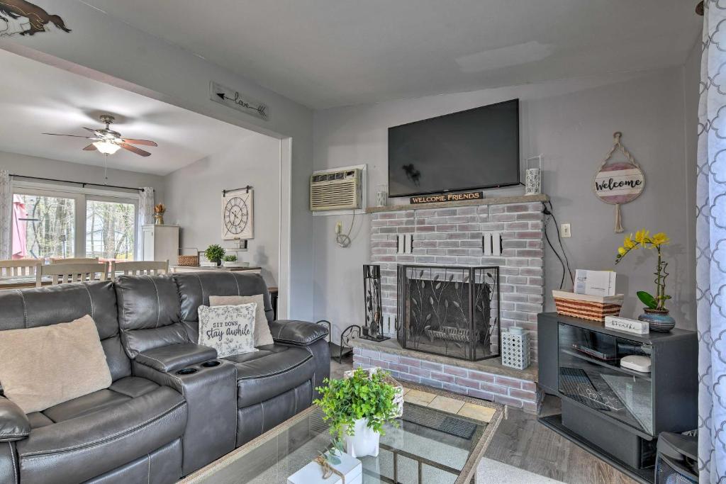 Scenic Home with Pool Access 3 Mi to Bushkill Falls - image 3