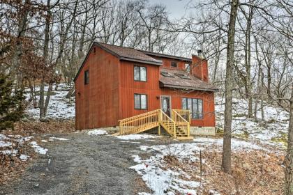 Charming Poconos Abode with Grill and Fire Pit Bushkill