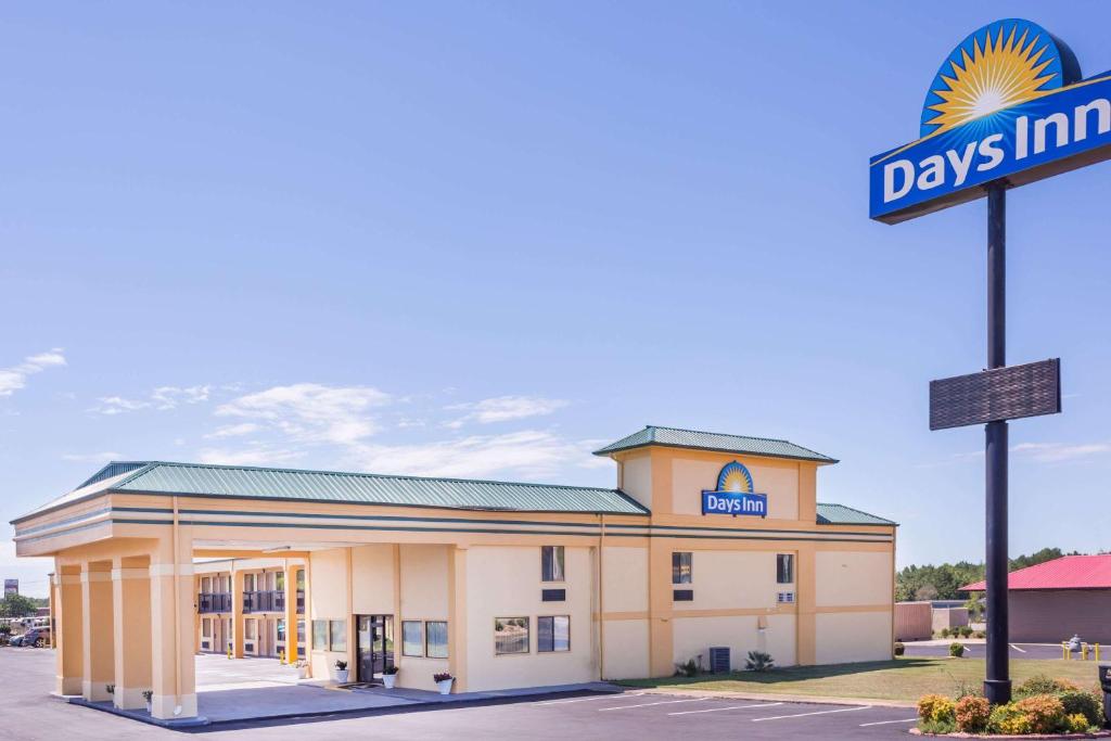 Days Inn by Wyndham Byron - main image