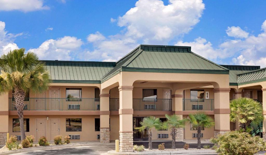 Super 8 by Wyndham Byron/South Macon - main image