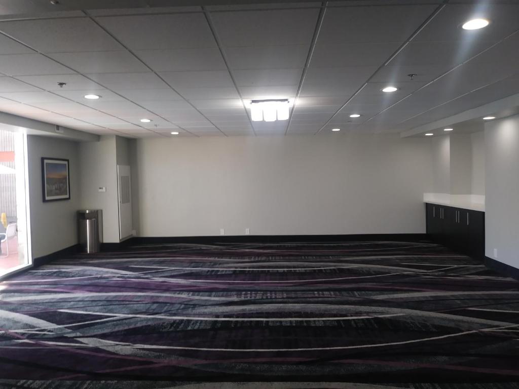Best Western Plus Commerce Hotel - image 4
