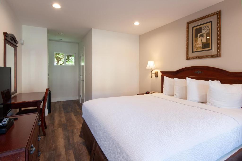 Studio City Courtyard Hotel - image 5