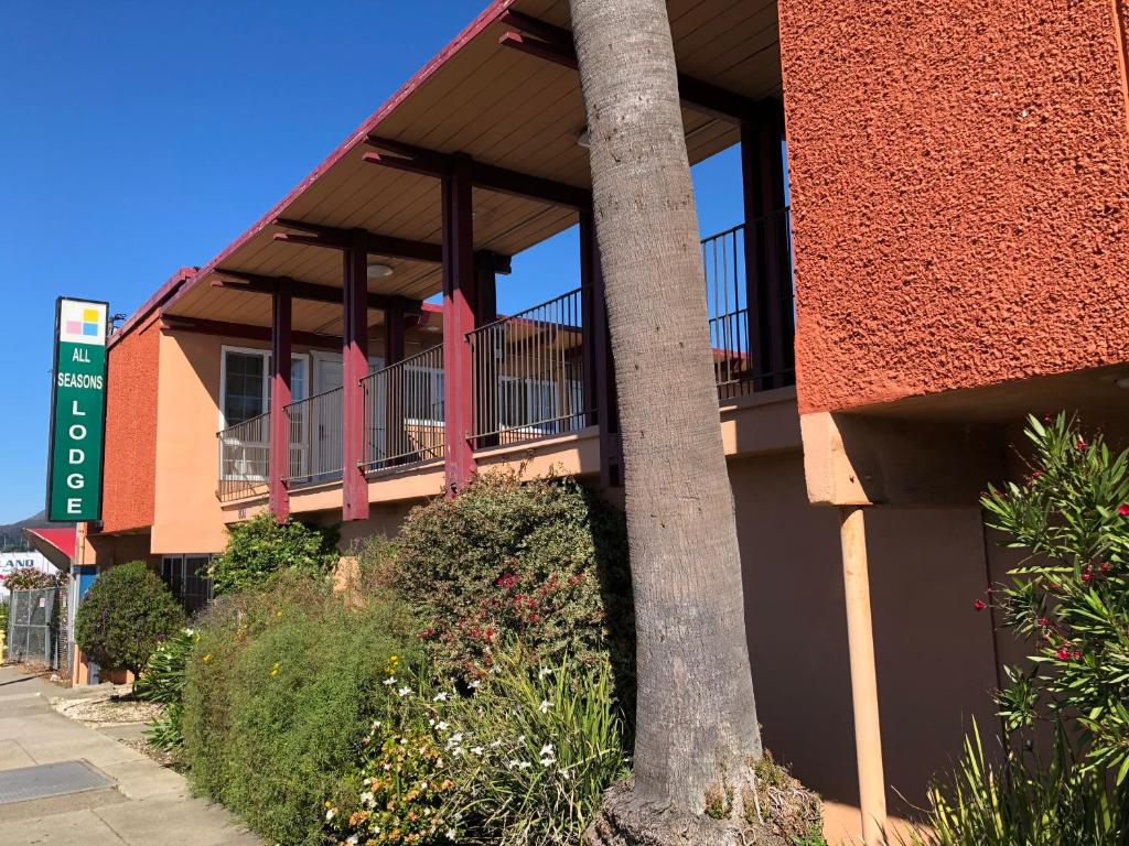All Seasons Lodge - main image