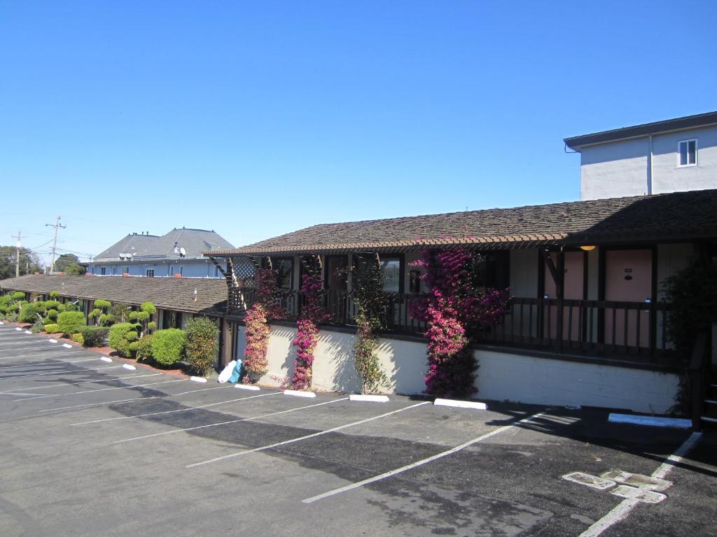 Monterey Fairgrounds Inn - main image
