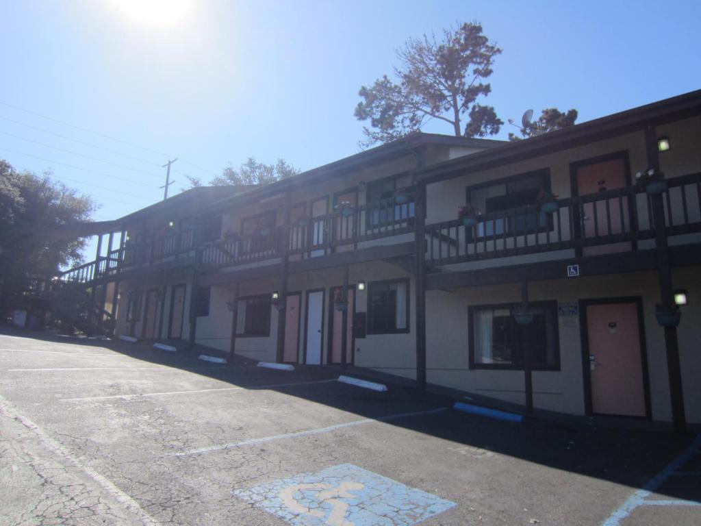 Monterey Fairgrounds Inn - image 2